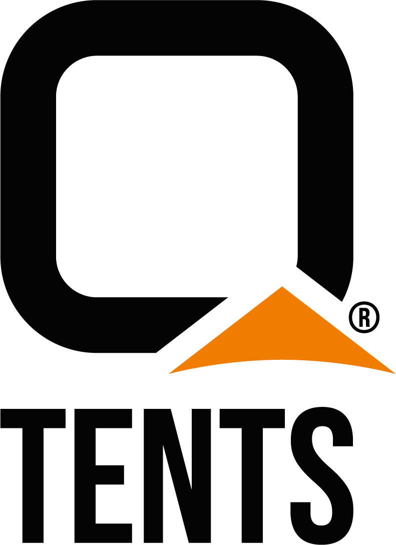 Logo brand QTents mewn du, gwyn ac oren